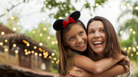 mom-and-daughter-disney